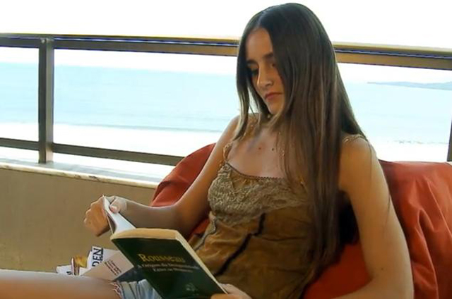 catarina migliorini reads a book