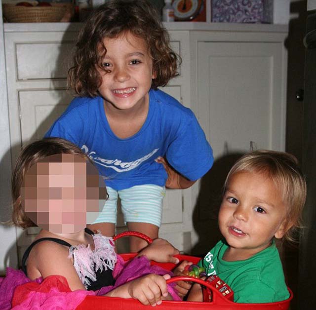 Nanny stabs children in New York
