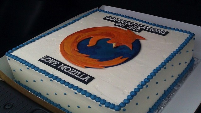 Firefox Sends Internet Explorer Congratulations Cake
