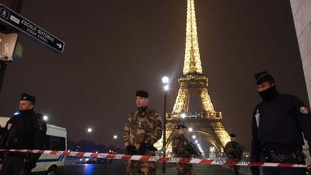 Eiffel Tower Bomb Scare Eiffel Tower Bomb Threat. 