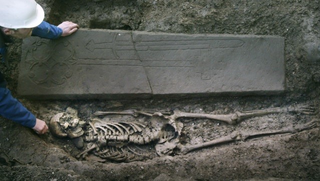 Scotland, Knight Grave Found