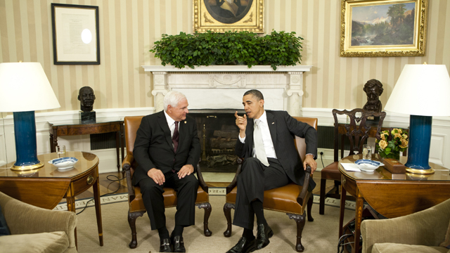 U.S. President Barack Obama talks to Panamanian President Ricardo Martinelli (Getty Images)
