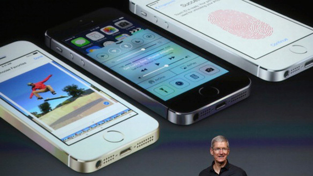 Apple-CEO-Tim-Cook-iPhone-5s-iPhone-5c
