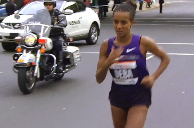  Bizunesh Deba leads the race at Mile 20, shortly after vomiting. (ABC live-stream screenshot)