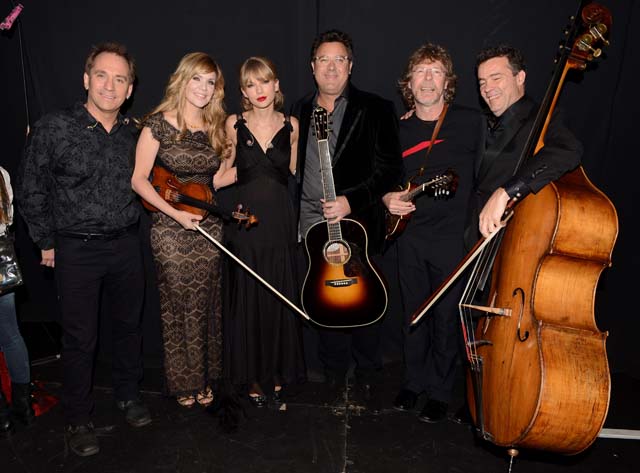 taylor swift and vince gill perform Red at the CMAs 2013