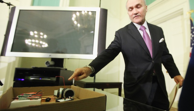 Ex-NYPD Commissioner Ray Kelly pointing out the pipe bomb on a press conference in November 2011. 