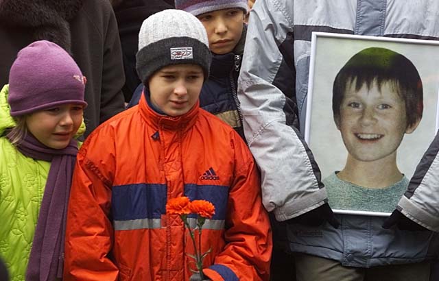 Child actors of the 'Nord Ost' musical weeping during the funeral of Arseny Kurilenko, a fellow star killed by Fentanyl gas released by Russian forces. (Getty)