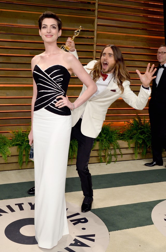 Anne Hathaway Gets Photo Bombed, Anne Hathaway Photo Bomb, Jared Leto Photo Bombs Anne Hathaway, Anne Hathaway Oscar Photo Bomb, Jared Leto Photo Bombs Anne Hathaway at Oscars After Party