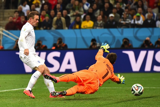 Fernando Muslera, Wayne Rooney, Uruguay vs. England, World Cup