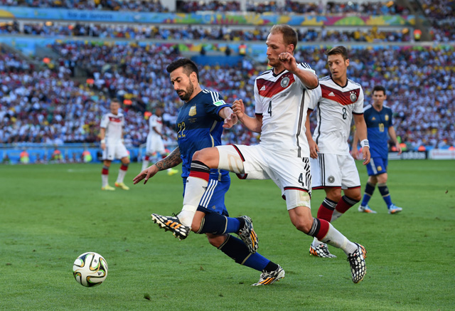 world cup final, Benedikt Hoewedes of Germany challenges Ezequiel Lavezzi of Argentina