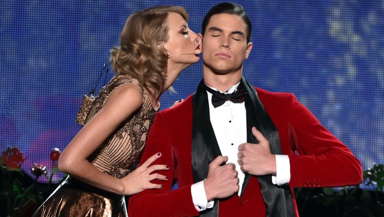 Taylor Swift American Music Awards 2014 Performance Photos