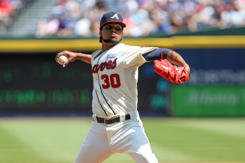 Ervin Santana signs with Twins