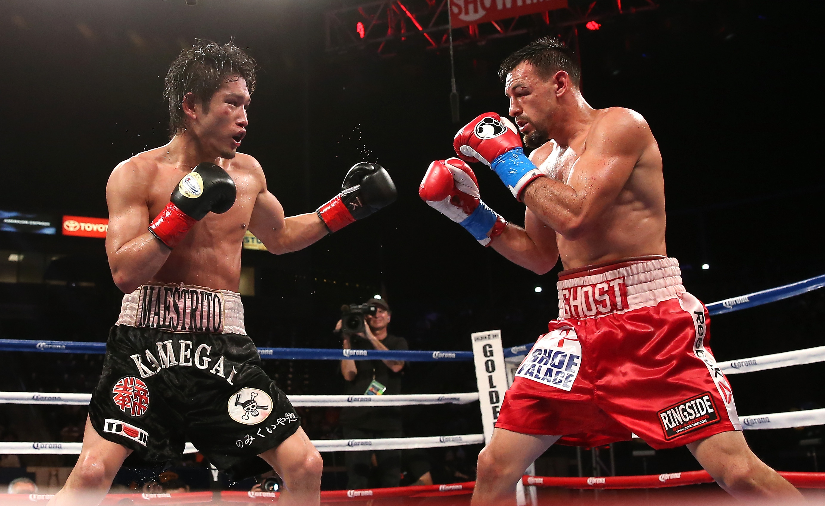 Robert Guerrero battles  Yoshihiro Kamegai (R) in their welterweight bout at StubHub Center on June 21, 2014 in Los Angeles, California.  Guerrero won by unanimous decision.  (Photo by Stephen Dunn/Getty Images)
