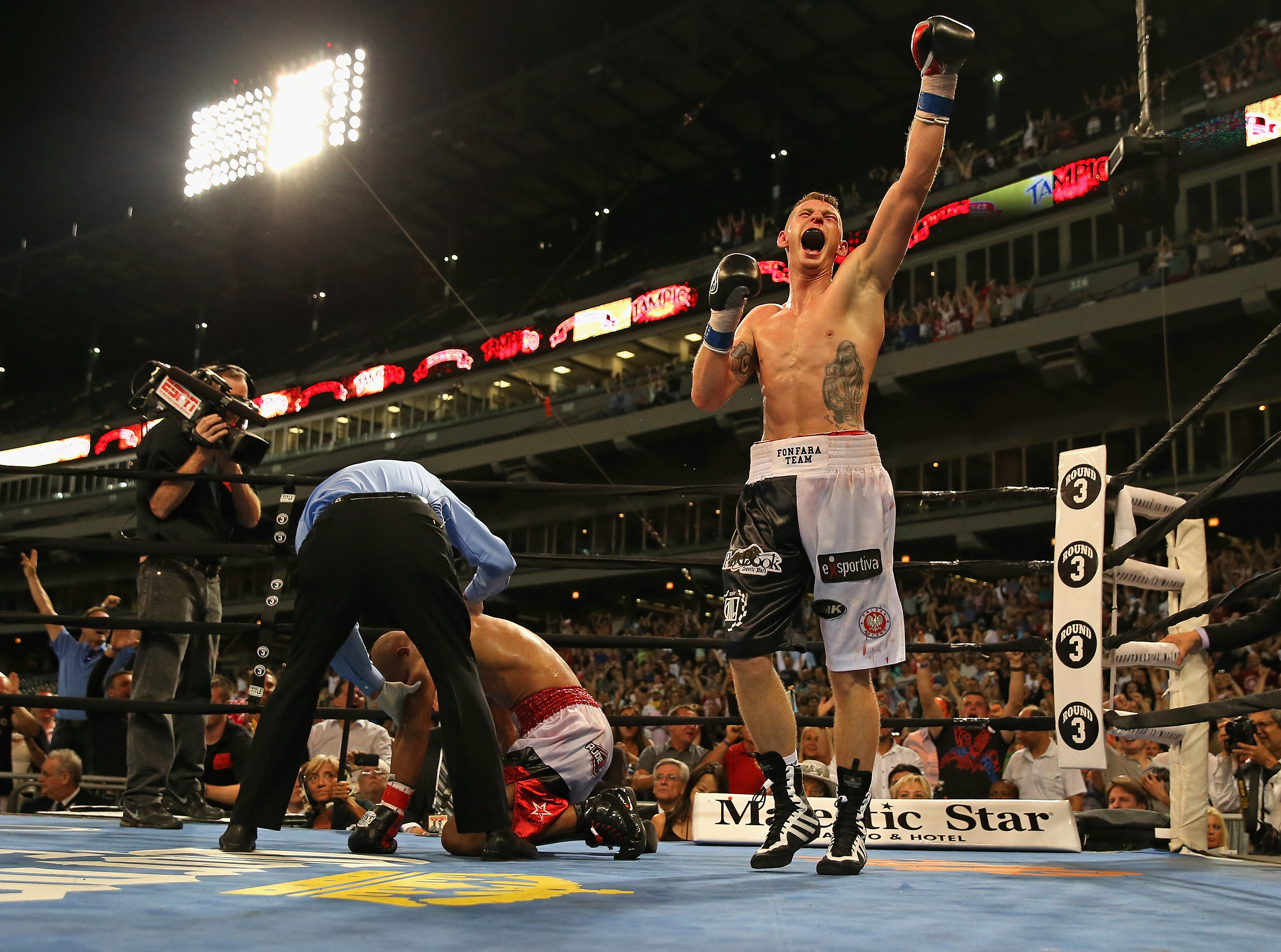 Andrzej Fonfara celebrates his Light Heavyweight knock out win over Gabriel Campillo. (Getty)