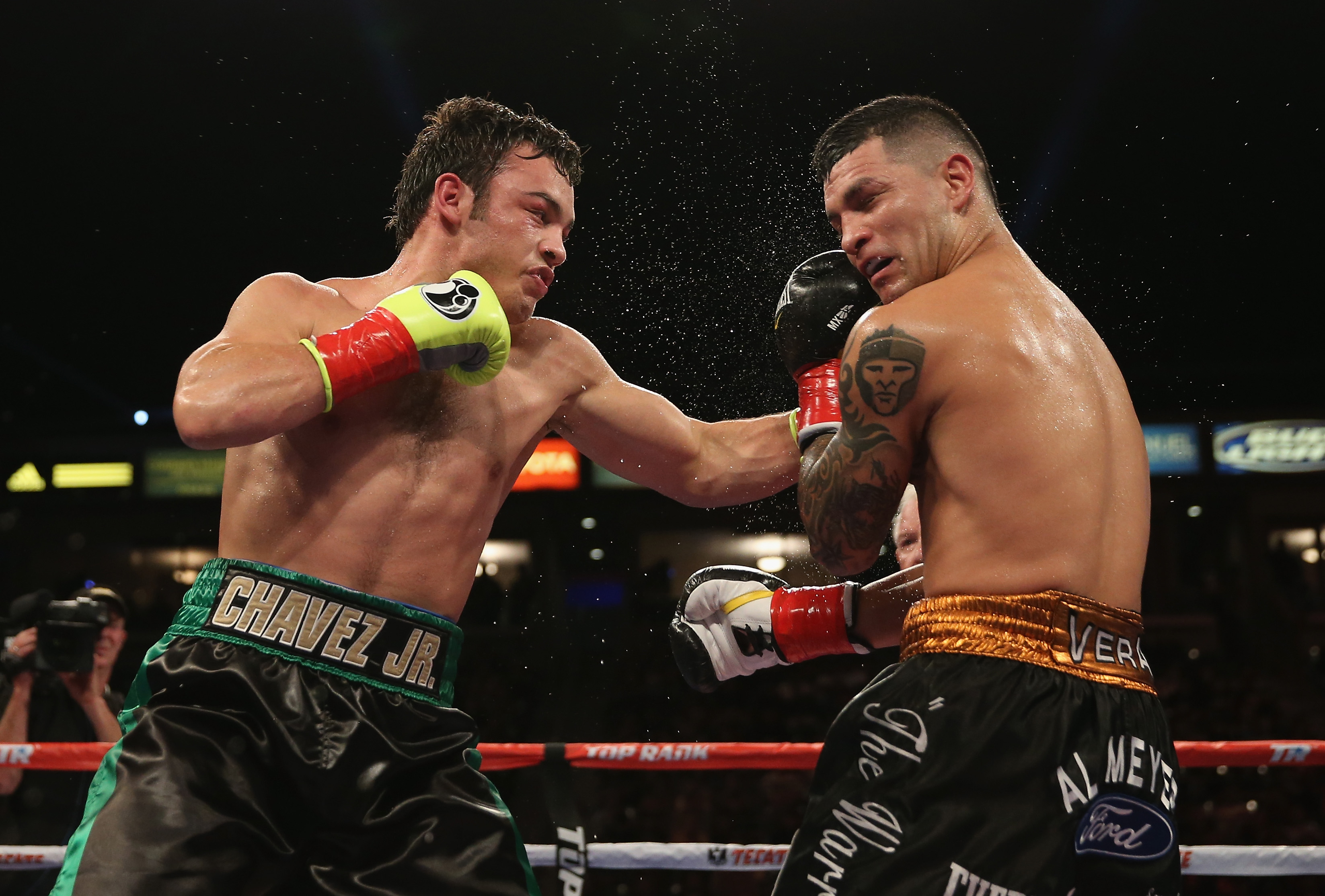  Julio Cesar Chavez Jr. (L) lands a left hand to the head of Brian Vera. (Getty)