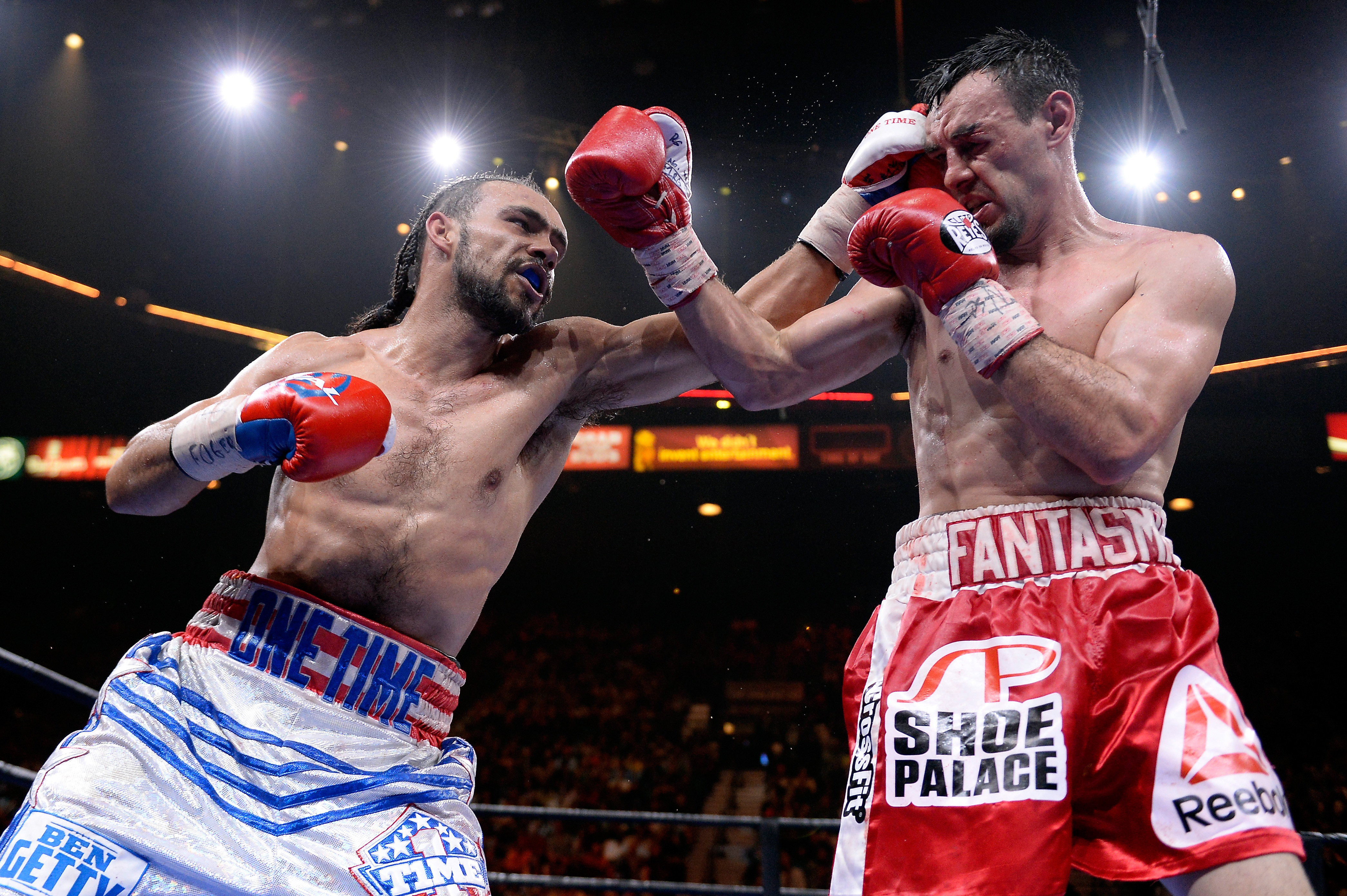  Robert Guerrero (red trunks) and Keith Thurman (white trunks)  (Getty)