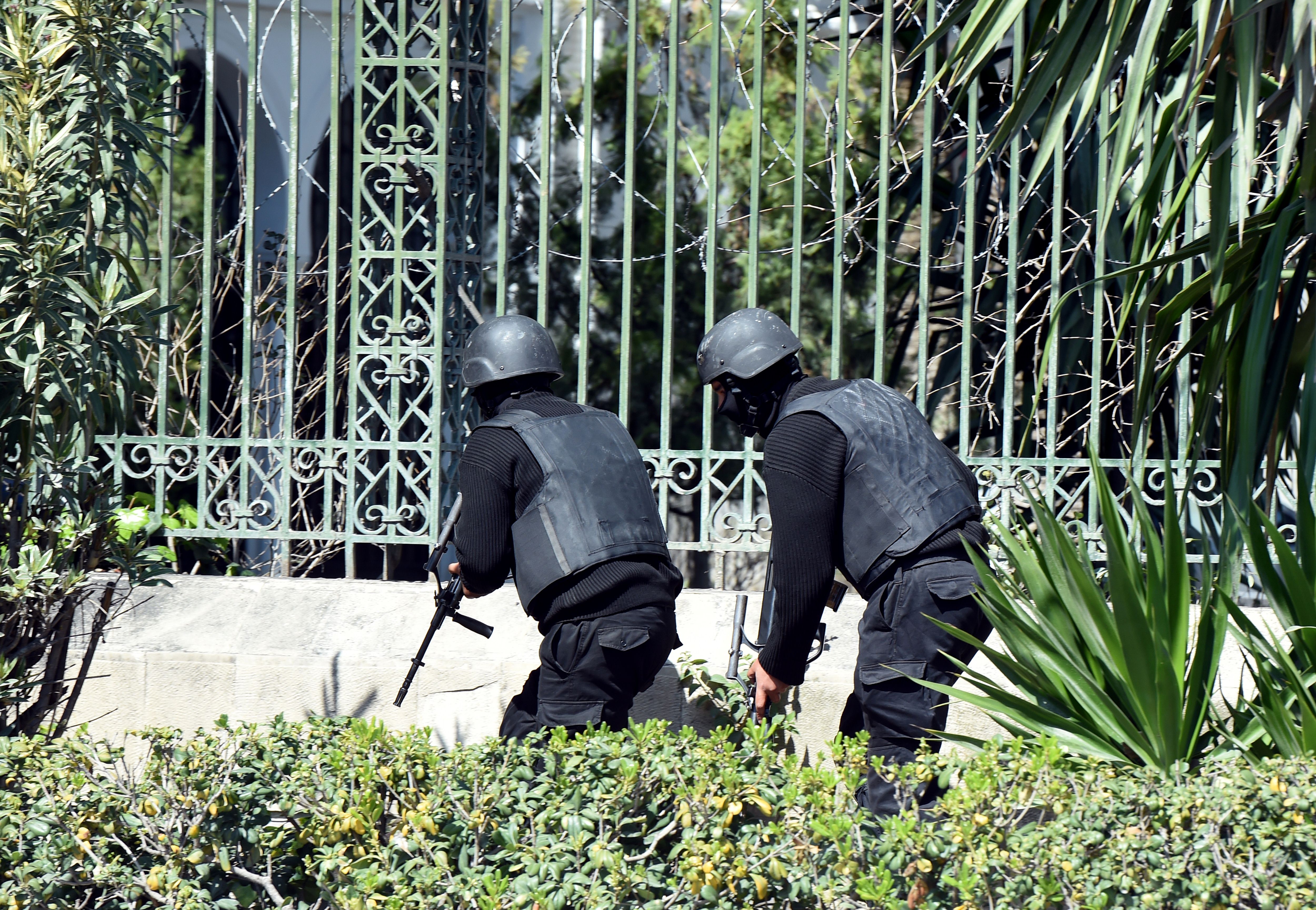 Tunisian security forces and military personnel outside the Bardo Museum. (Getty)