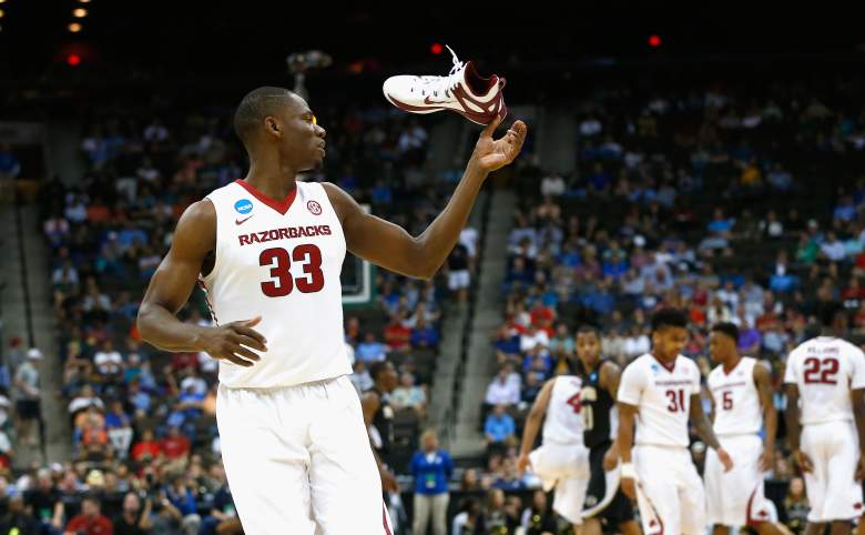 Moses Kingsley of Arkansas loses his shoe against Wofford. (Getty)