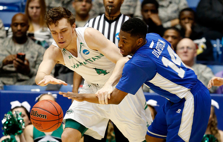 Zane Waterman #4 of the Manhattan Jaspers and Brian Darden #14 of the Hampton Pirates battle for a loose ball in the first half during the first round of the 2015 NCAA Men's Basketball Tournament at UD Arena on March 17, 2015 in Dayton, Ohio. (Getty)