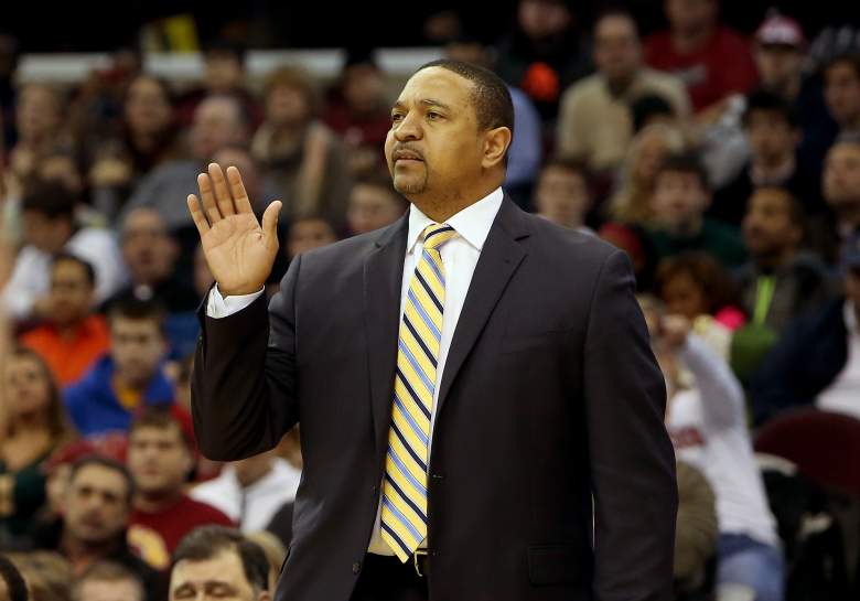 Mark Jackson coaches the Golden State Warriors from the sideline in 2013. (Getty)