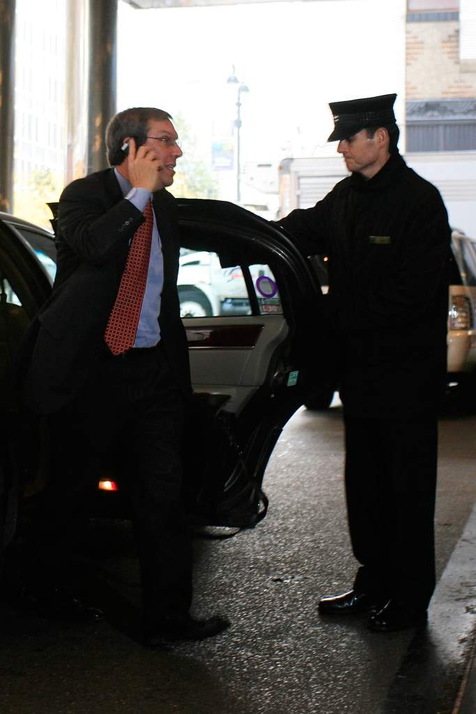 NEW YORK, NY - NOVEMBER 10:  National Basketball Players Association attorney Jeffrey Kessler arrives for NBA labor negotiations at the New York Helmsley Hotel on November 10, 2011 in New York City.  (Photo by Patrick McDermott/Getty Images)