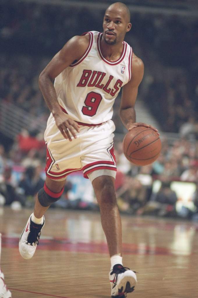 7 Nov 1994: Guard Ron Harper of the Chicago Bulls dribbles the ball down the court during a game against the Philadelphia 76ers at the United Center in Chicago, Illinois.