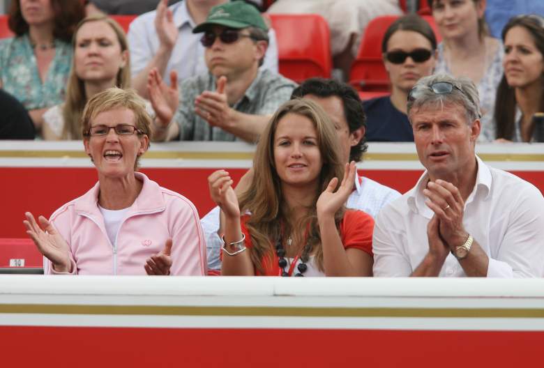 Sears cheers on Murray with his mother, Judy, and her father, Nigel. (Getty)