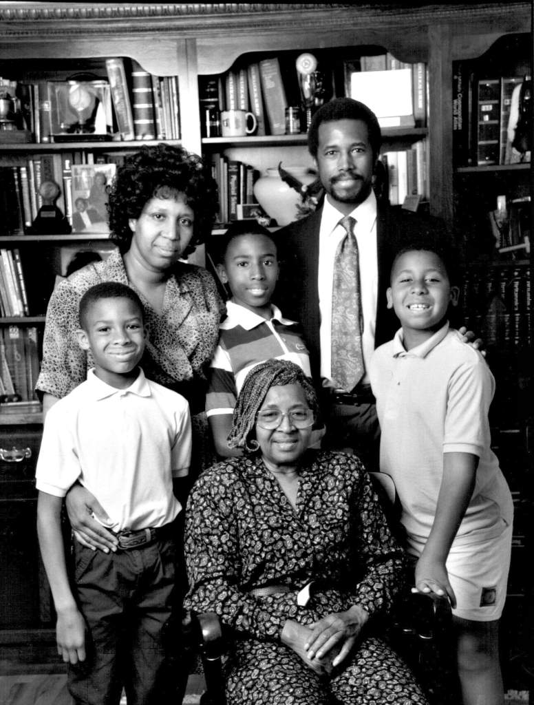 Ben Carson with his with Candy, his 3 children and mother Sonya. (Pinterest)