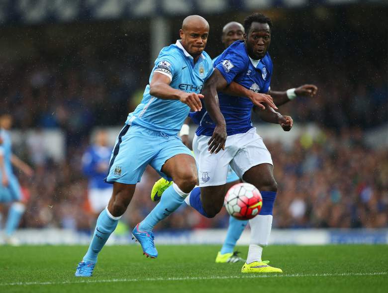 LIVERPOOL, ENGLAND - AUGUST 23: Vincent Kompany of Manchester City challenges for the ball with Romelu Lukaku of Everton during the Barclays Premier League match between Everton and Manchester City at Goodison Park on August 23, 2015 in Liverpool, England. (Photo by Alex Livesey/Getty Images)