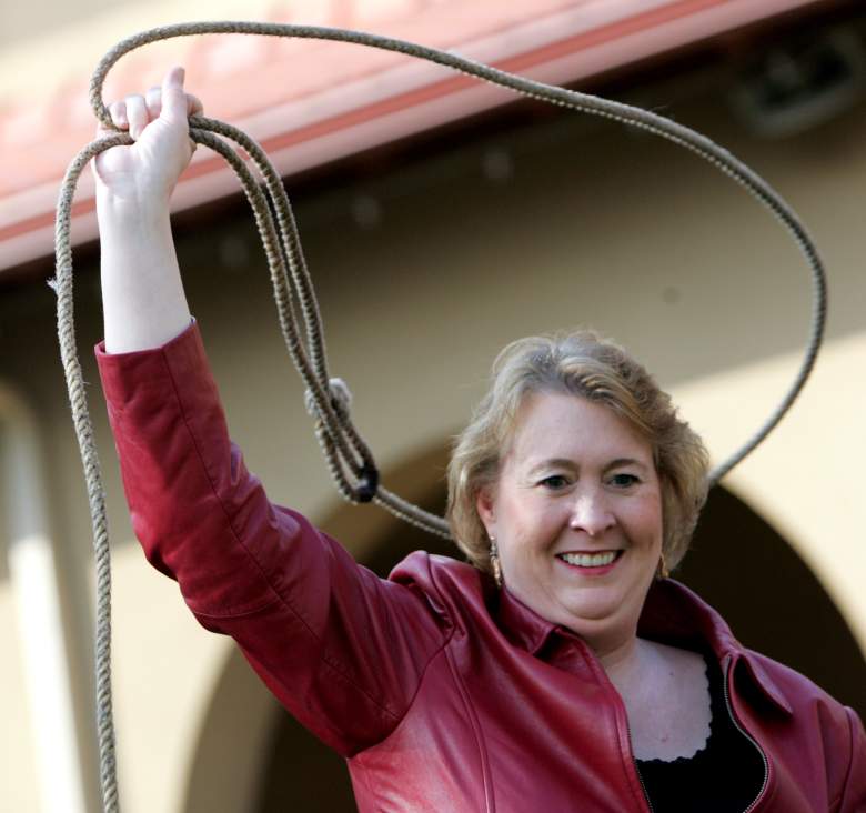 FORT WORTH, TX - FEBRUARY 29:  Janet Huckabee learns how to rope with her husband Republican presidential hopeful and former Arkansas Gov. Mike Huckabee at the Fort Worth Stockyards February 29, 2008 in Fort Worth, Texas. The former Arkansas Governor is far behind Sen. John McCain (R-AZ) in delegates but hopes to do well in the largely conservative state of Texas.  (Photo by Rick Gershon/Getty Images)