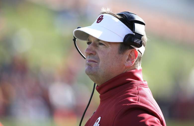 Head Coach Bob Stoops bonded with another coach. (Getty)