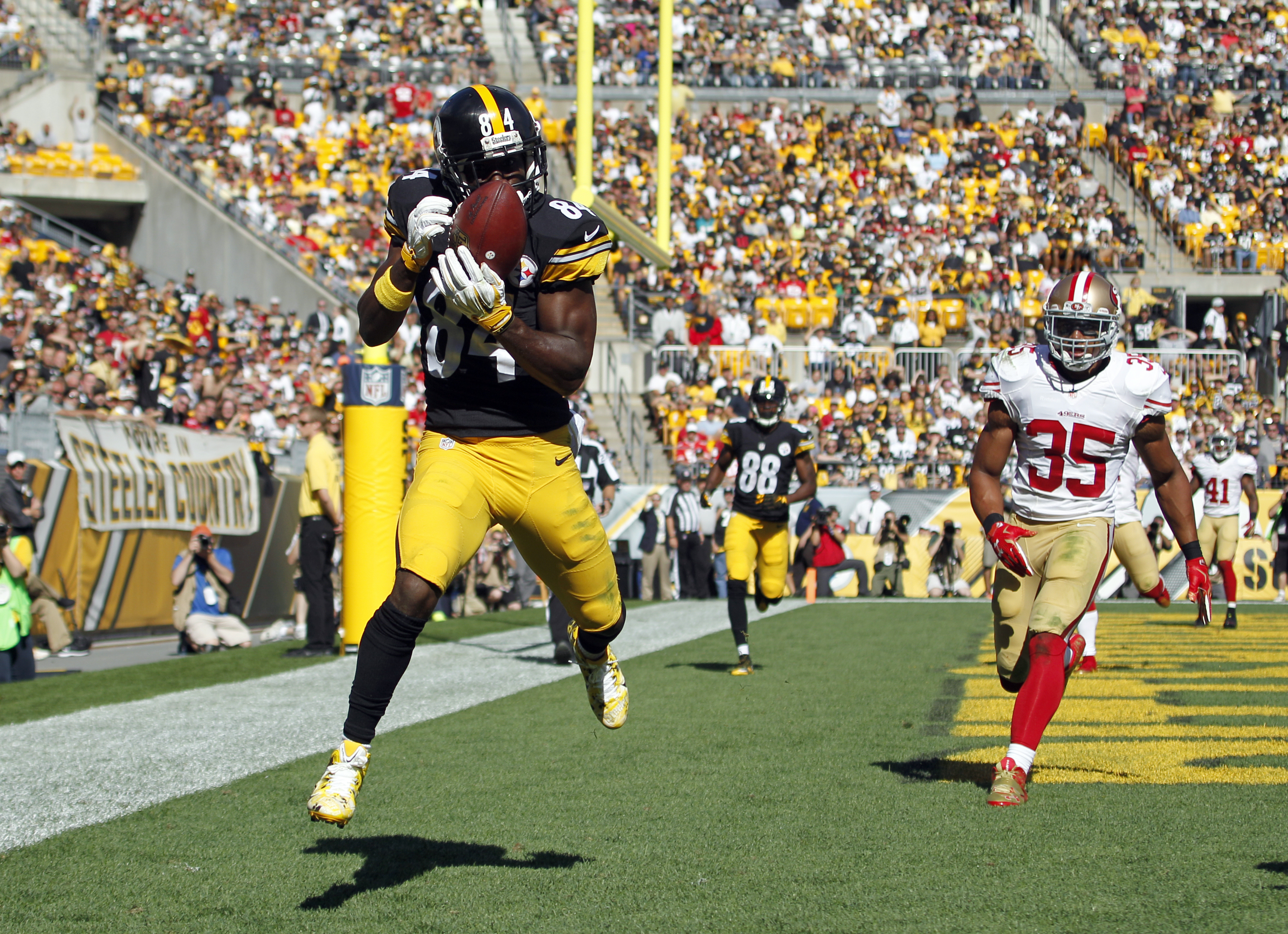 A familiar sight: Antonio Brown caught nine passes for 195 yards Sunday (Getty).