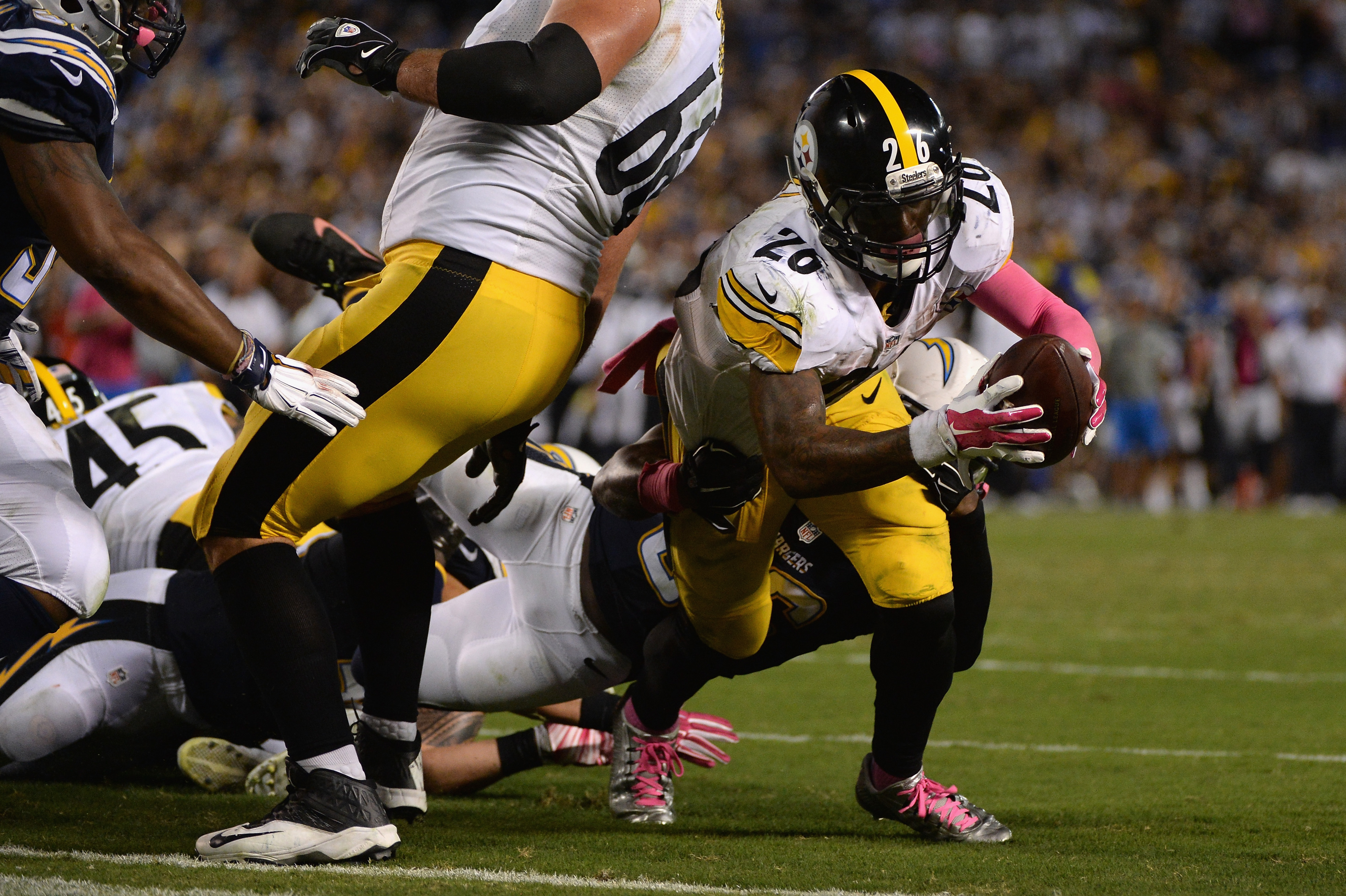 Le'Veon Bell's dive gave the Steelers the win at the buzzer Monday against San Diego. (Getty)