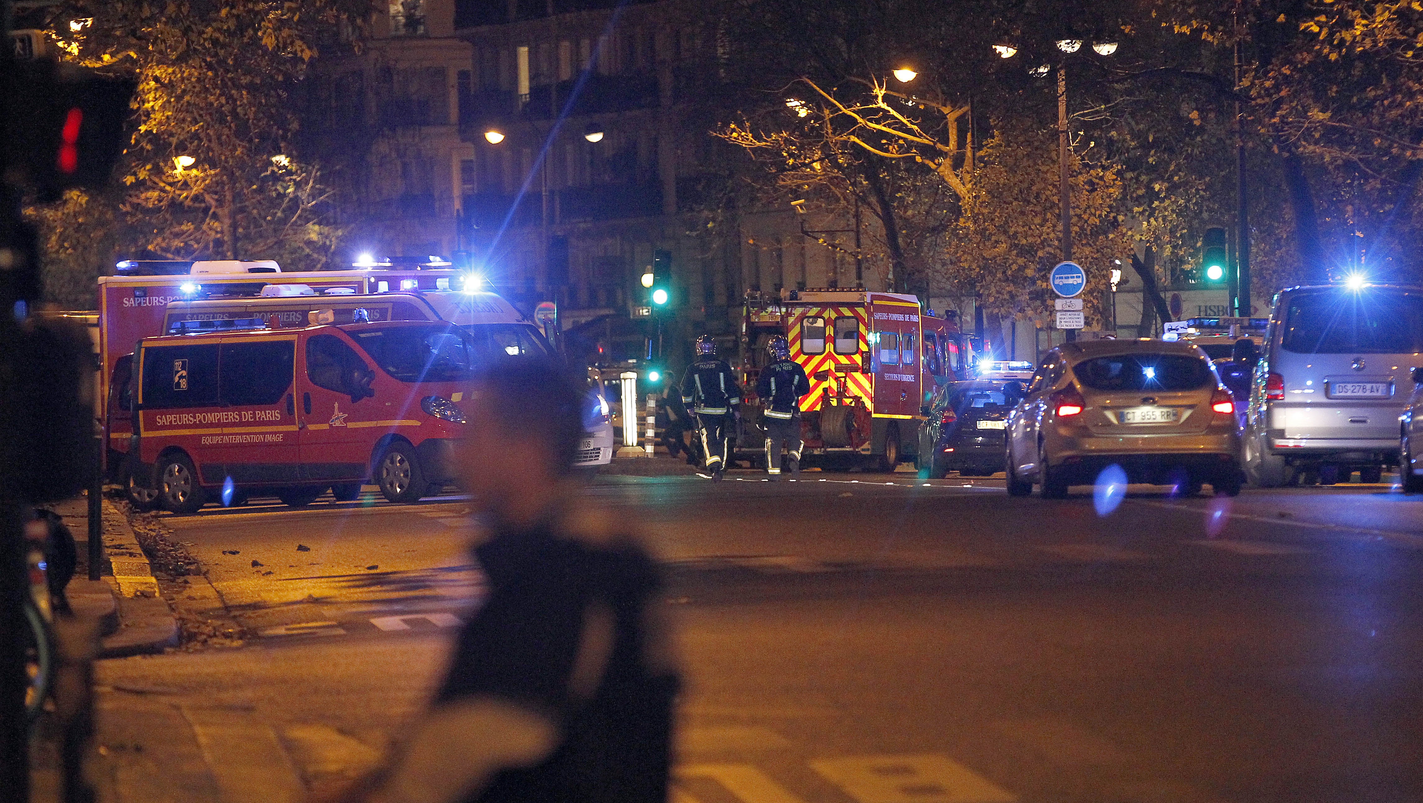 PARIS, FRANCE - NOVEMBER 13:  Police survey the area of Boulevard Baumarchais after an attack in the French capital on November 13, 2015 in Paris, France. At least 18 people were killed in a series of gun attacks across Paris, as well as explosions outside the national stadium where France was hosting Germany.  (Photo by Thierry Chesnot/Getty Images)