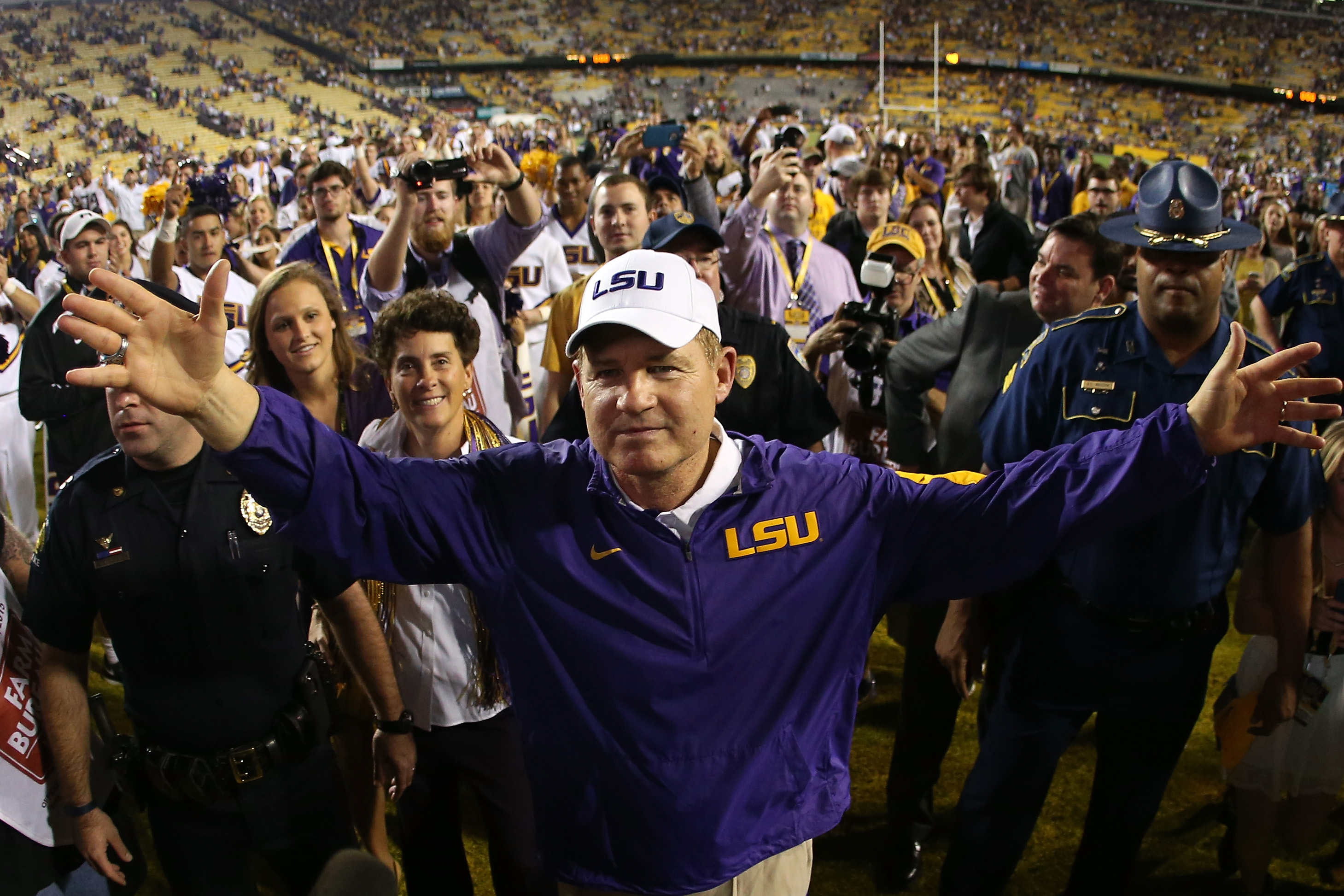 Les Miles to Stay on as LSU Head Coach | Heavy.com