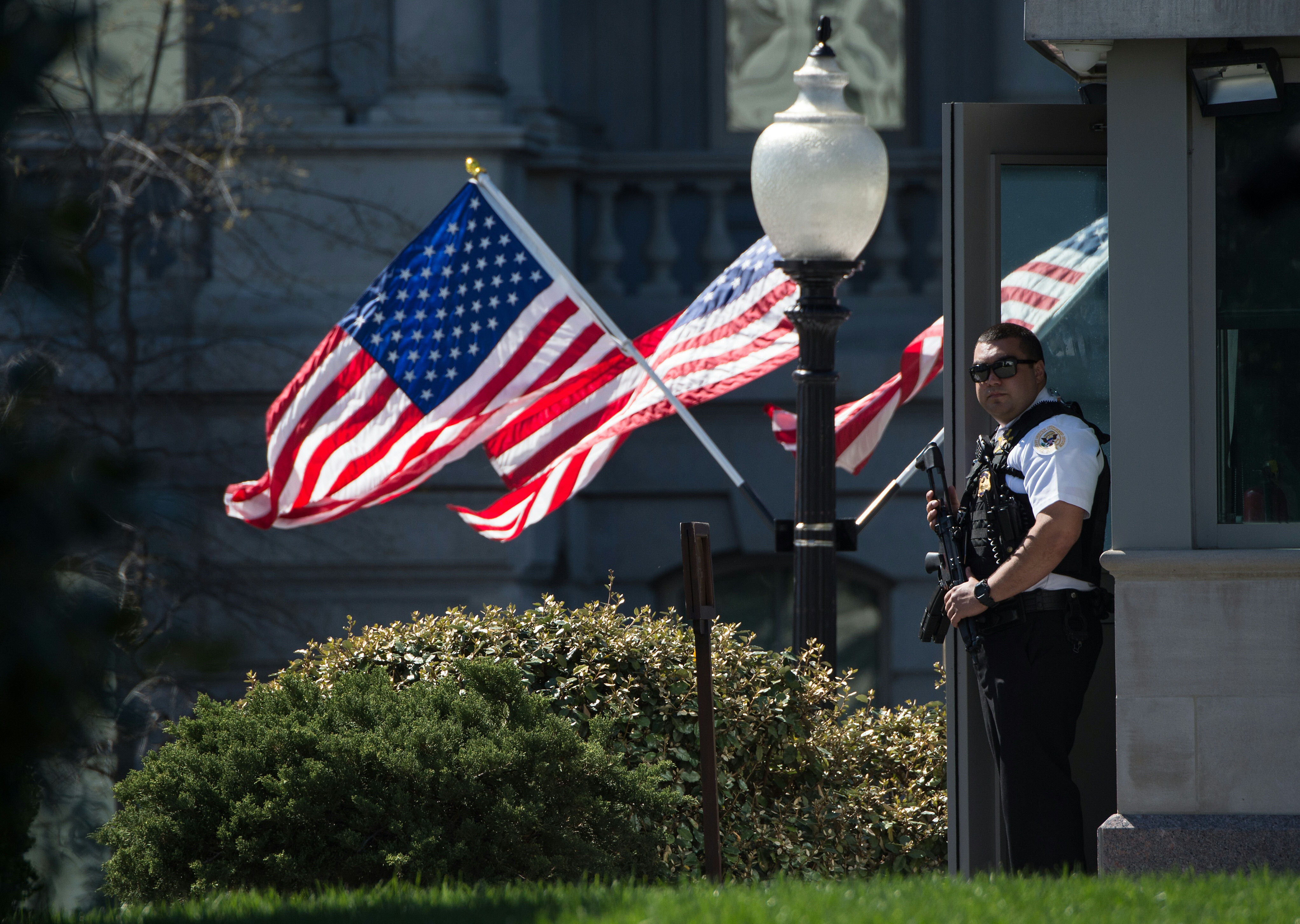 A US Secret Service agent stands guard at the White House in Washington, DC, on March 28, 2016. (Getty)