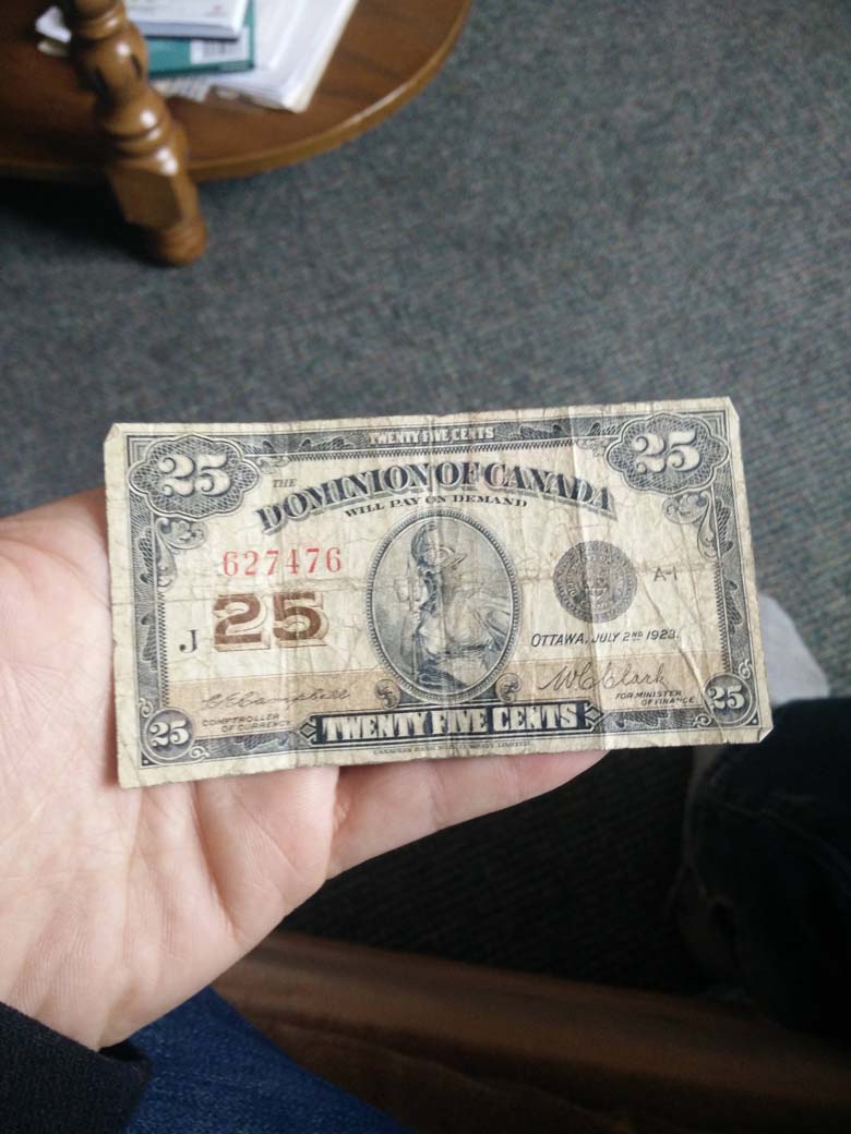 photo-waiter-tipped-with-25-cent-bill-in-canada-heavy