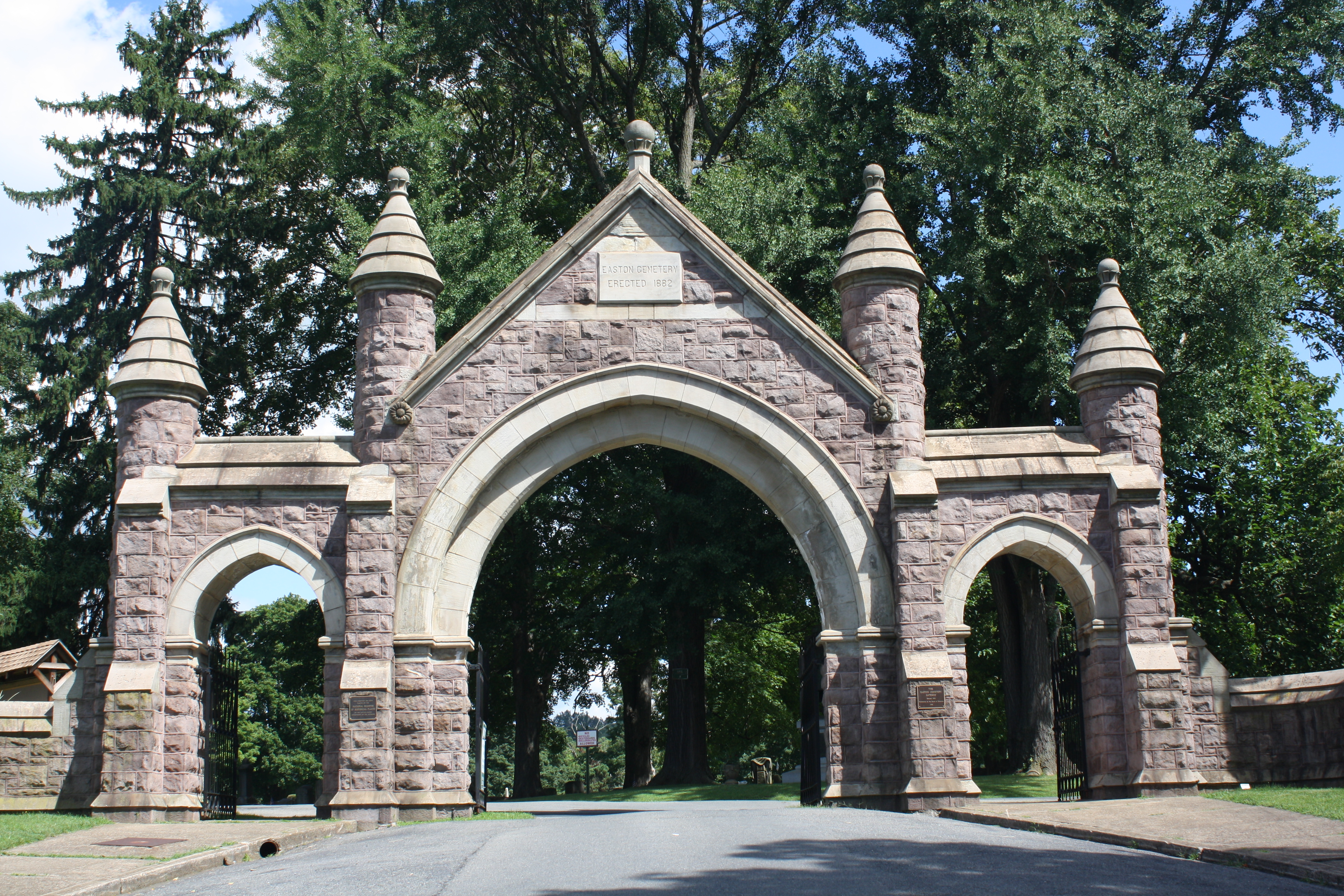 The entrance to Easton Cemetery. (Shuvaev/Wikipedia)