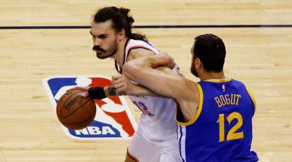 WATCH: Steven Adams’ One-Handed Pass to Andre Roberson
