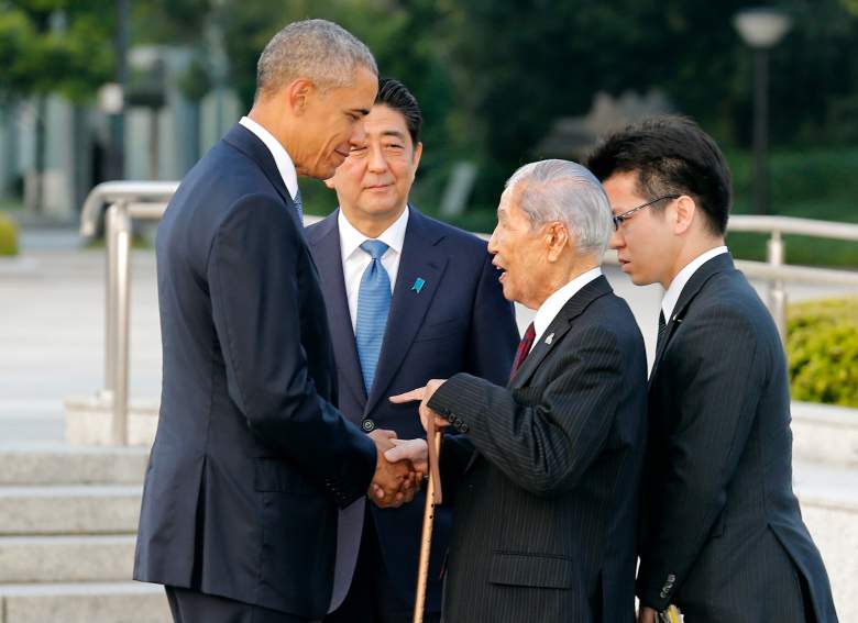 Obama shakes hands with Sunao Tsuboi, 91 (Getty)