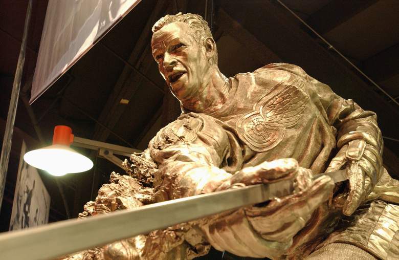 Goride Howe statue, Gordie Howe death, Gordie Howe Red Wings