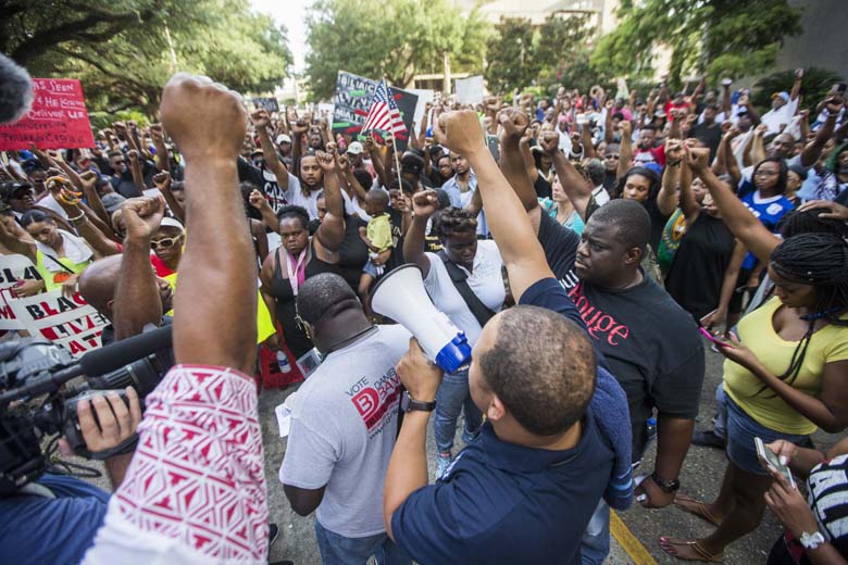 Protesters start the march from Baton Rouge City Hall to the Louisiana Capitol with a prayer in protest of the shooting of Alton Sterling on July 9, 2016 in Baton Rouge. (Getty)