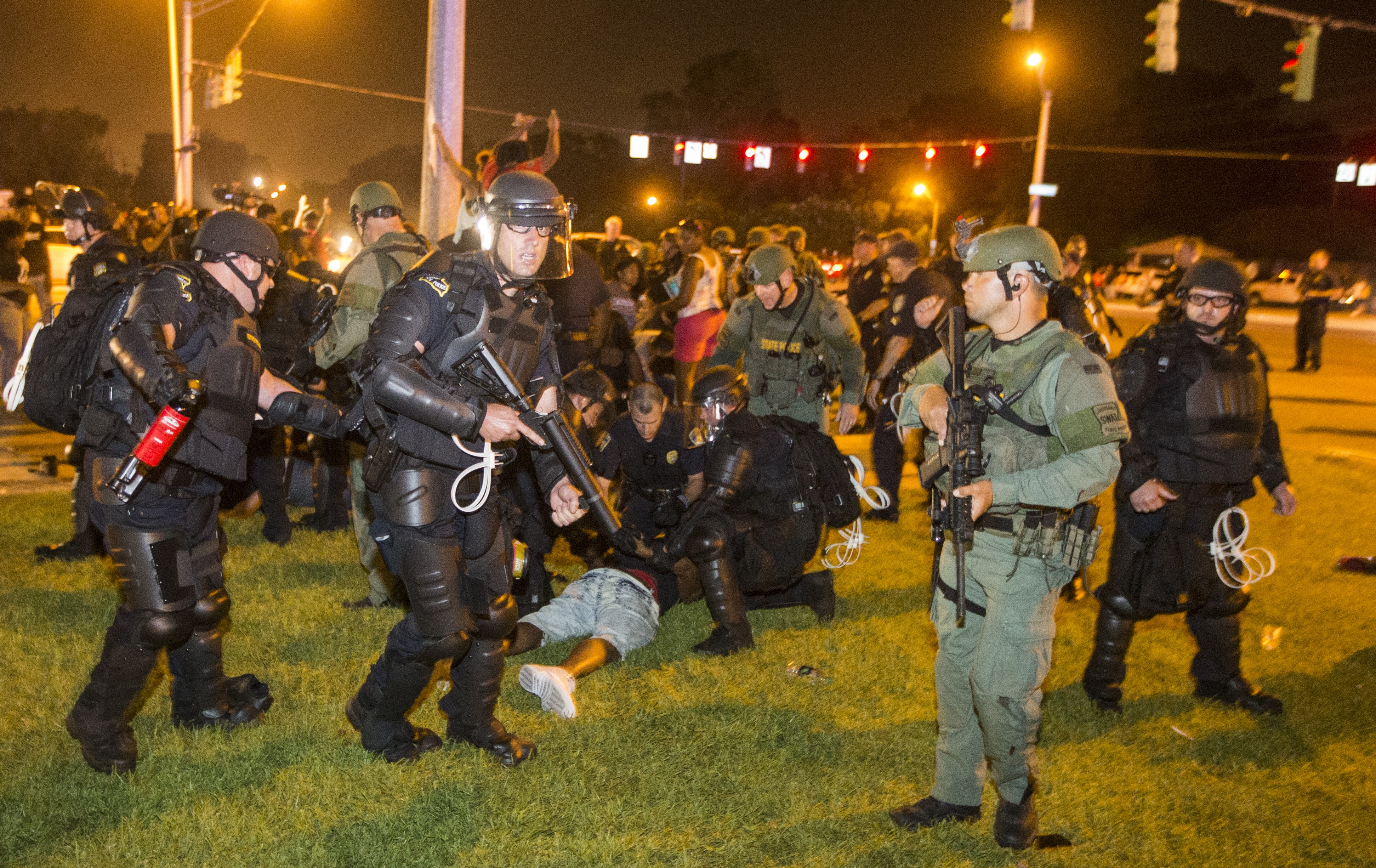 Baton Rouge police rush the crowd of protesters and start making arrest on July 9, 2016 in Baton Rouge, Louisiana.  (Getty)