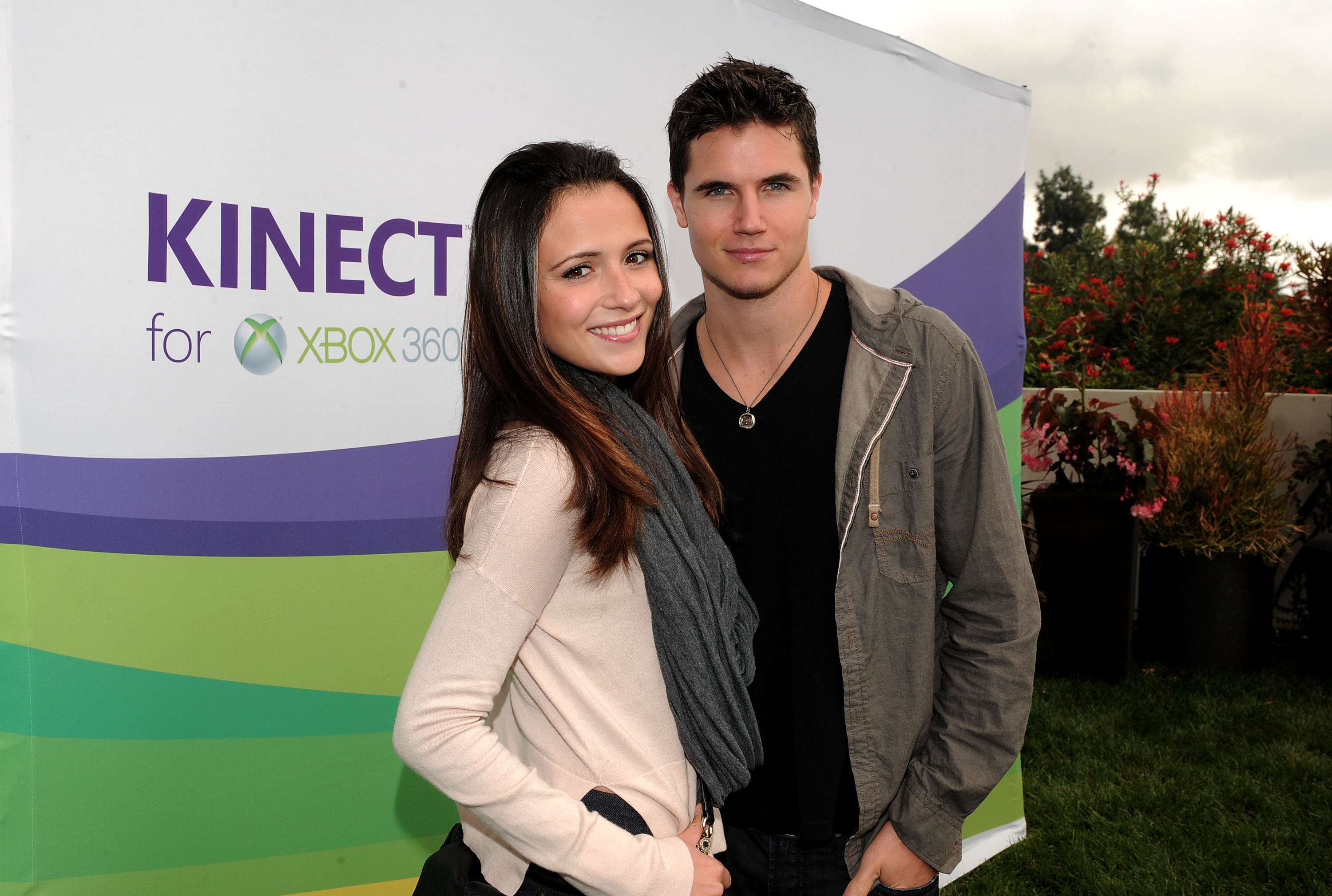 is dallas dating robbie amell married