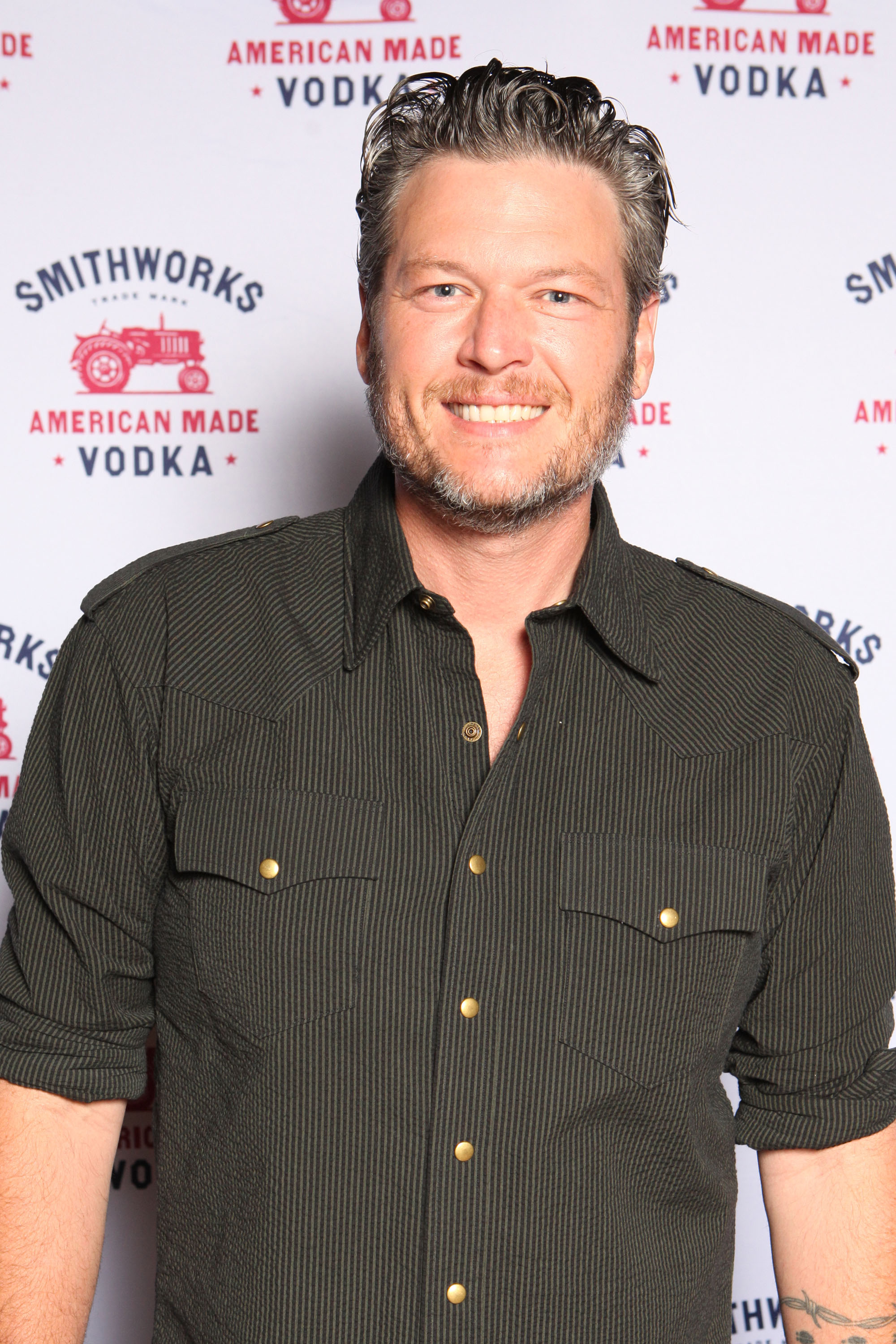 Read Blake Shelton Issues Apology After Old Tweets Surface