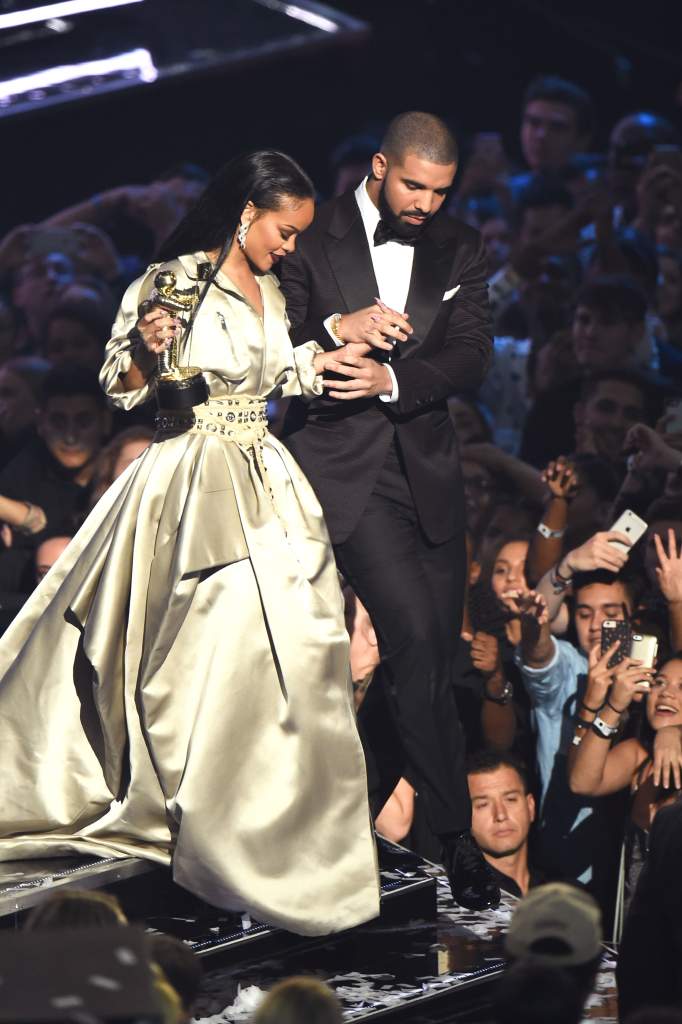 Drake, Drake And Rihanna Kissing, Drake Says He's In Love With Rihanna At VMAs, Drake And Rihanna VMAs