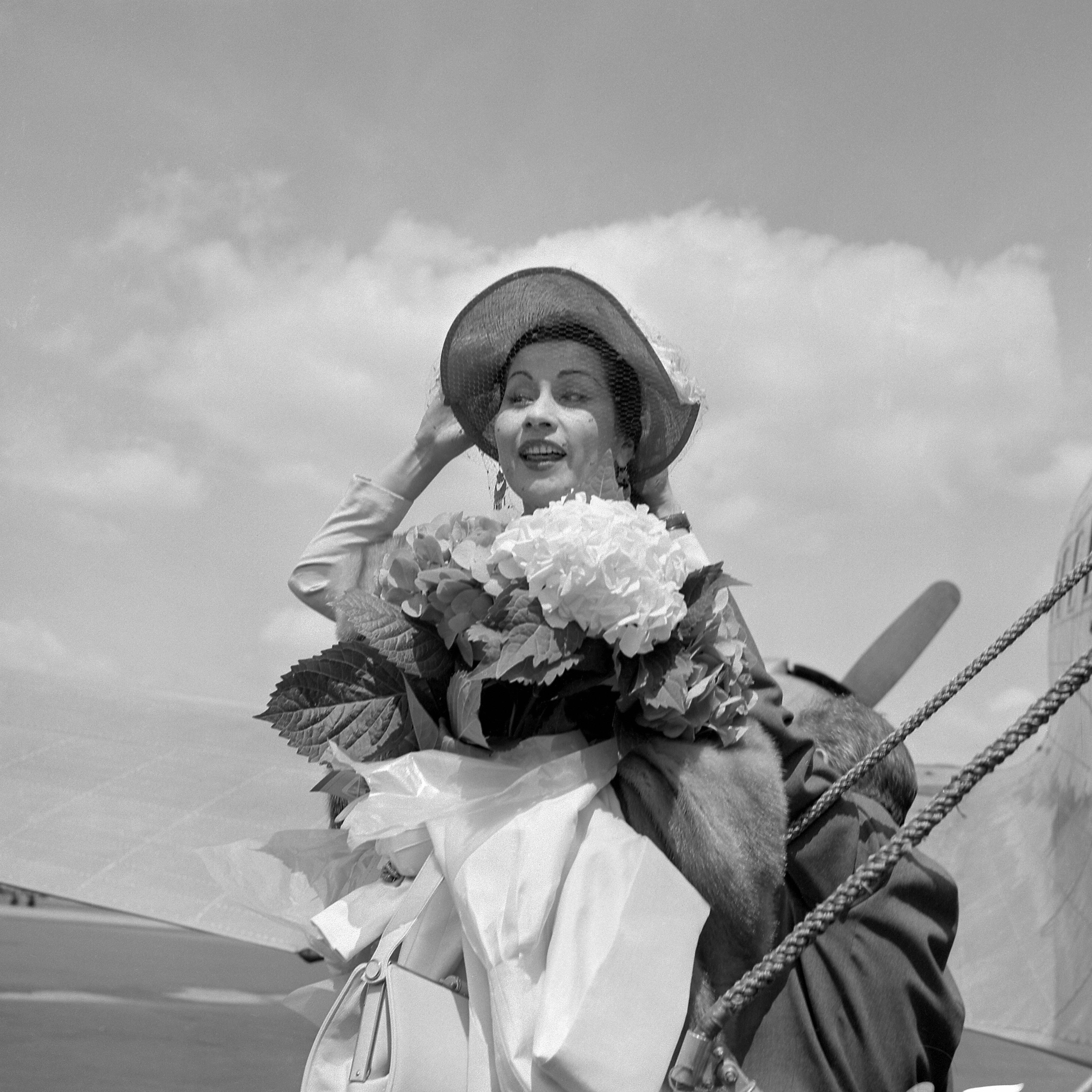 This file photo shows Peruvian soprano Yma Sumac arrives at Le Bourget airport near Paris on June 23, 1952. (Getty)