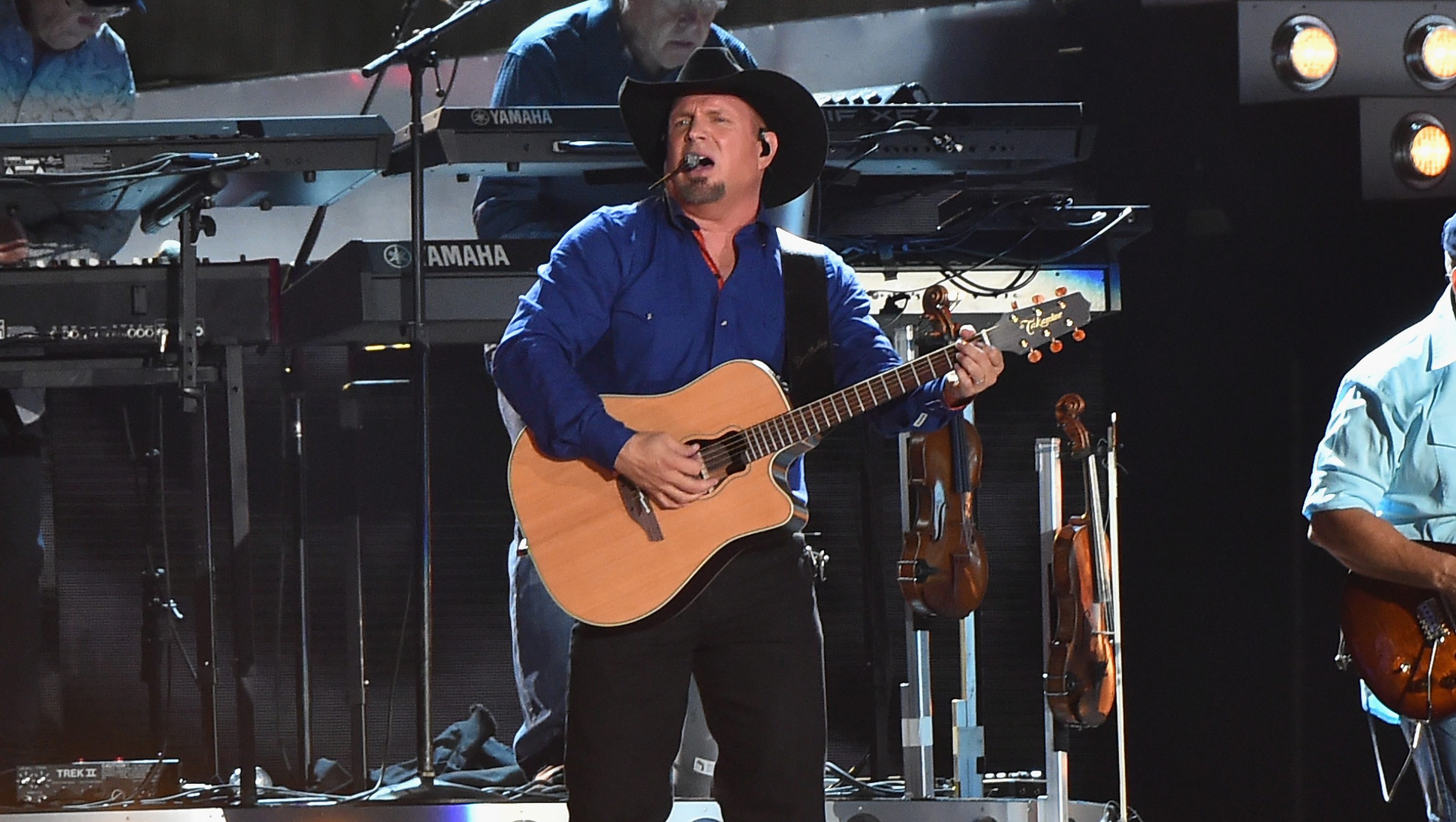 Garth Brooks' Brothers & Sisters: 5 Fast Facts You Need To Know