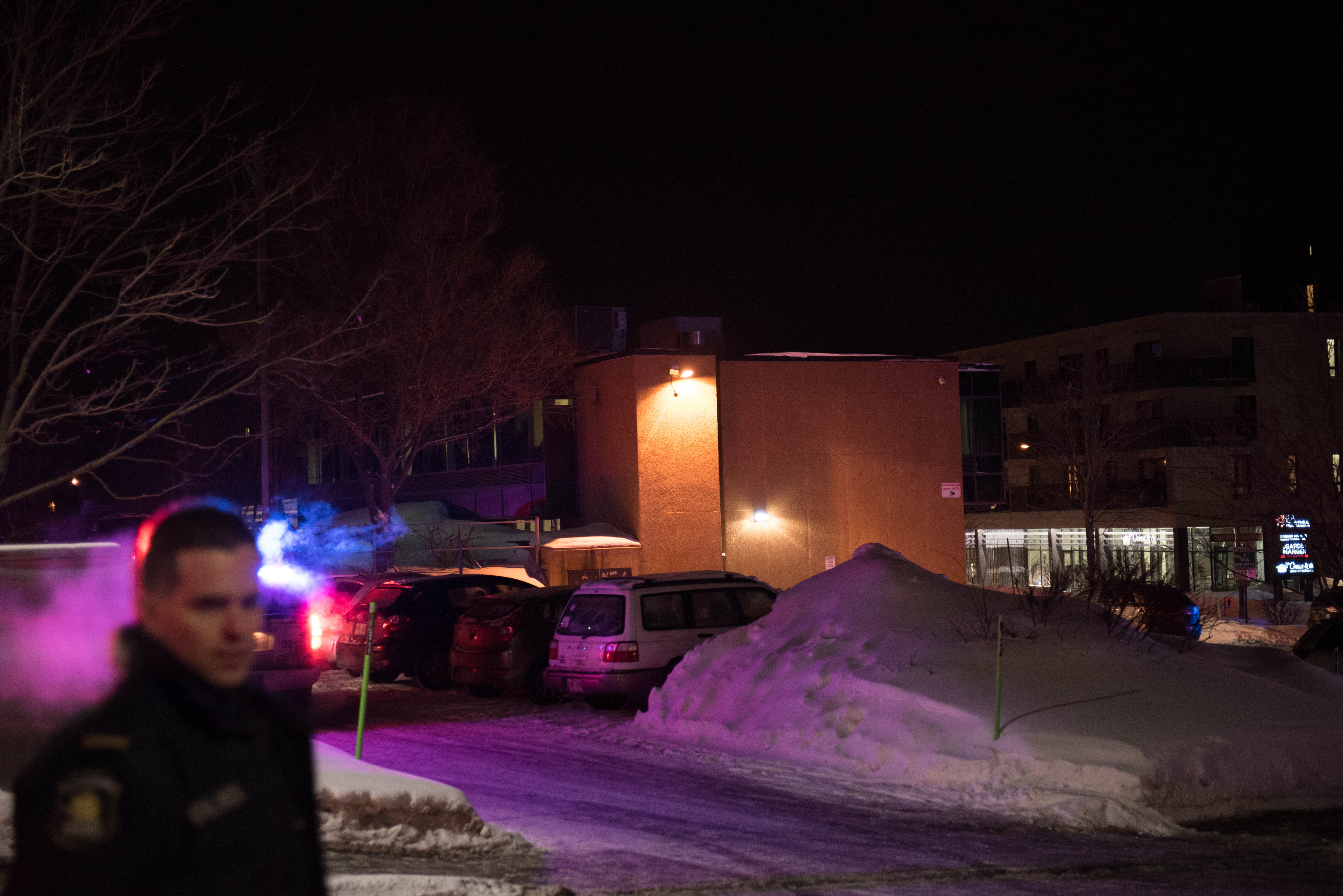 Canadian police officers respond to a shooting in a mosque at the Québec City Islamic cultural center on Sainte-Foy Street in Quebec city on January 29, 2017. (Getty)