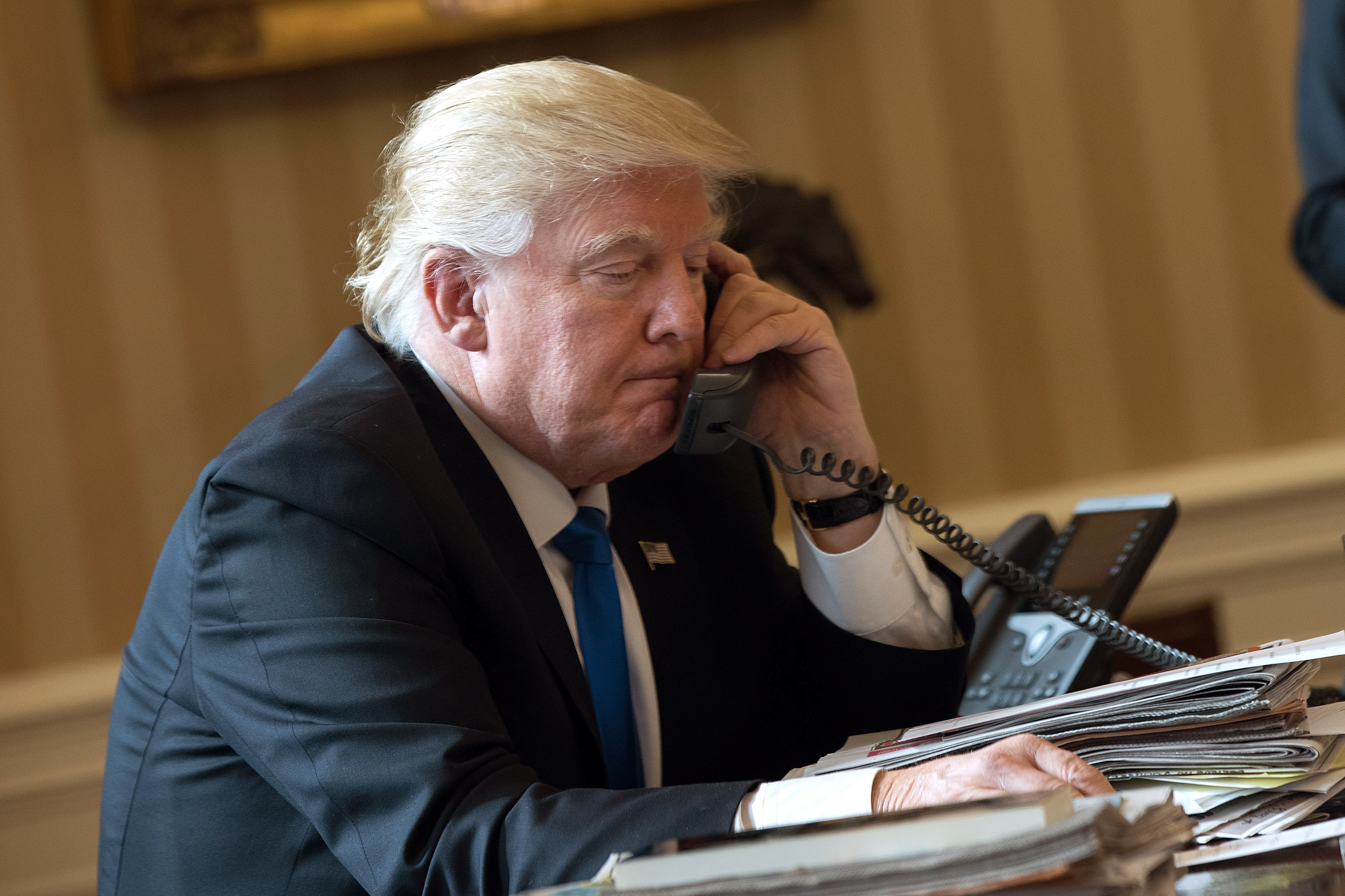 what type of smartphone does president trump use, does donald trump use an android, does donald trump use an iphone, donald trump android, donald trump galaxy, donald trump phone, donald trump smartphone
